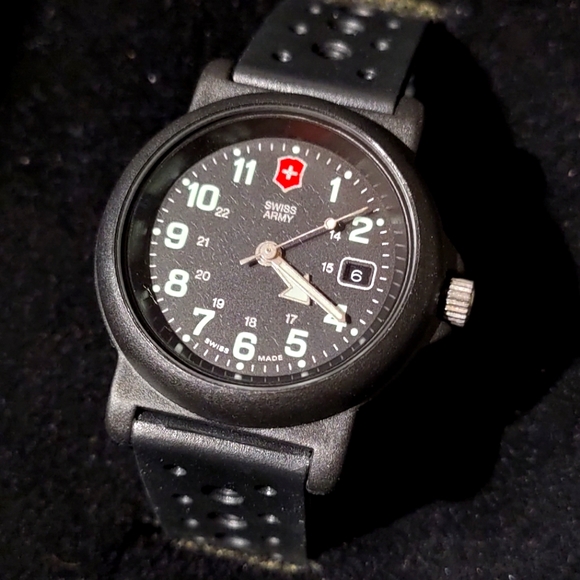 [SOLD] 30mm Victorinox Swiss Army Renegade Watch Black Women's Small In Box - Picture 6 of 9